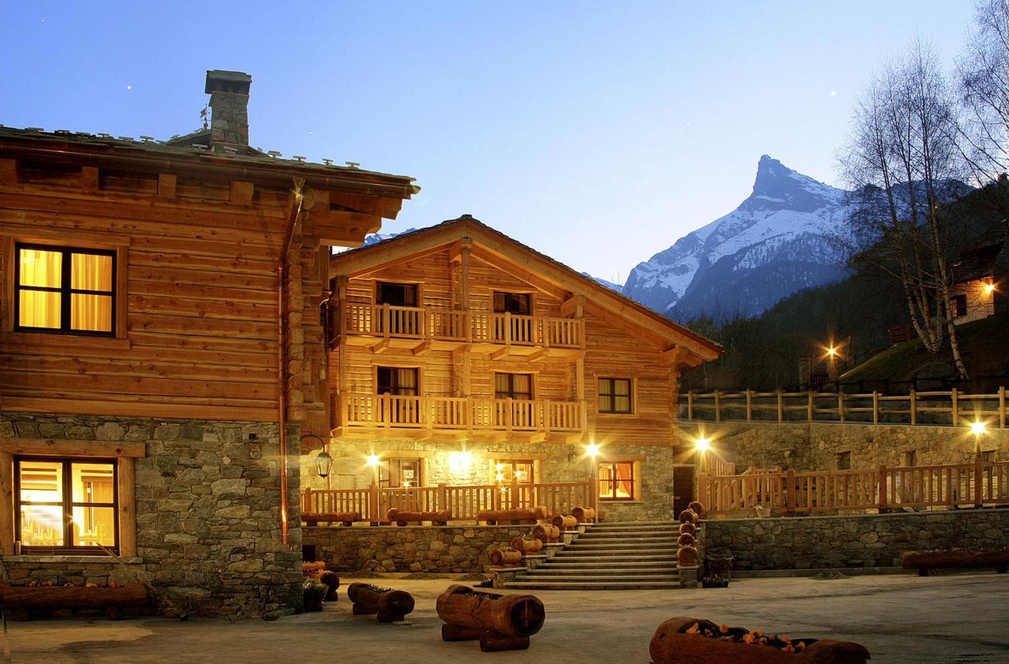 Silou Retreat Hotel Champdepraz Bagian luar foto
