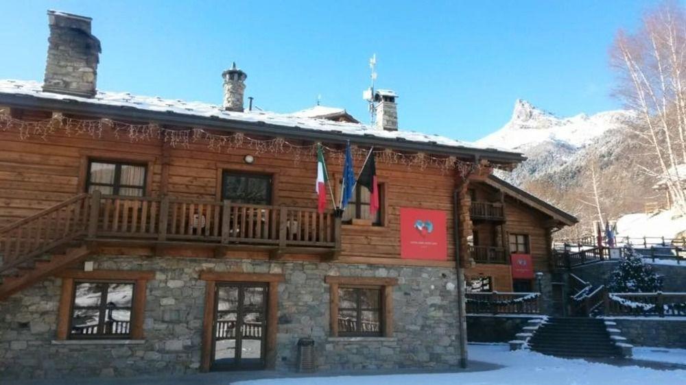 Silou Retreat Hotel Champdepraz Bagian luar foto